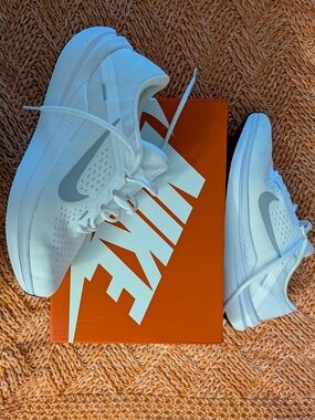 Nike Winflo Men's   White Running Sneakers with Gray Swoosh